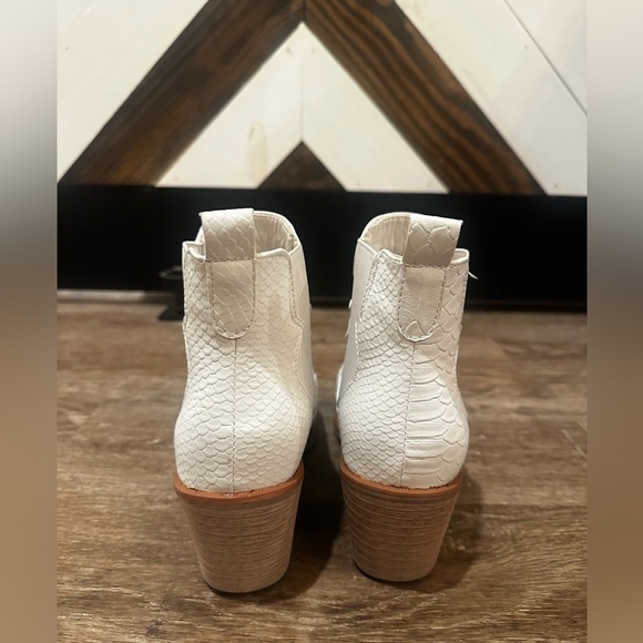 NWOT White Western Booties - Picture 2 of 4